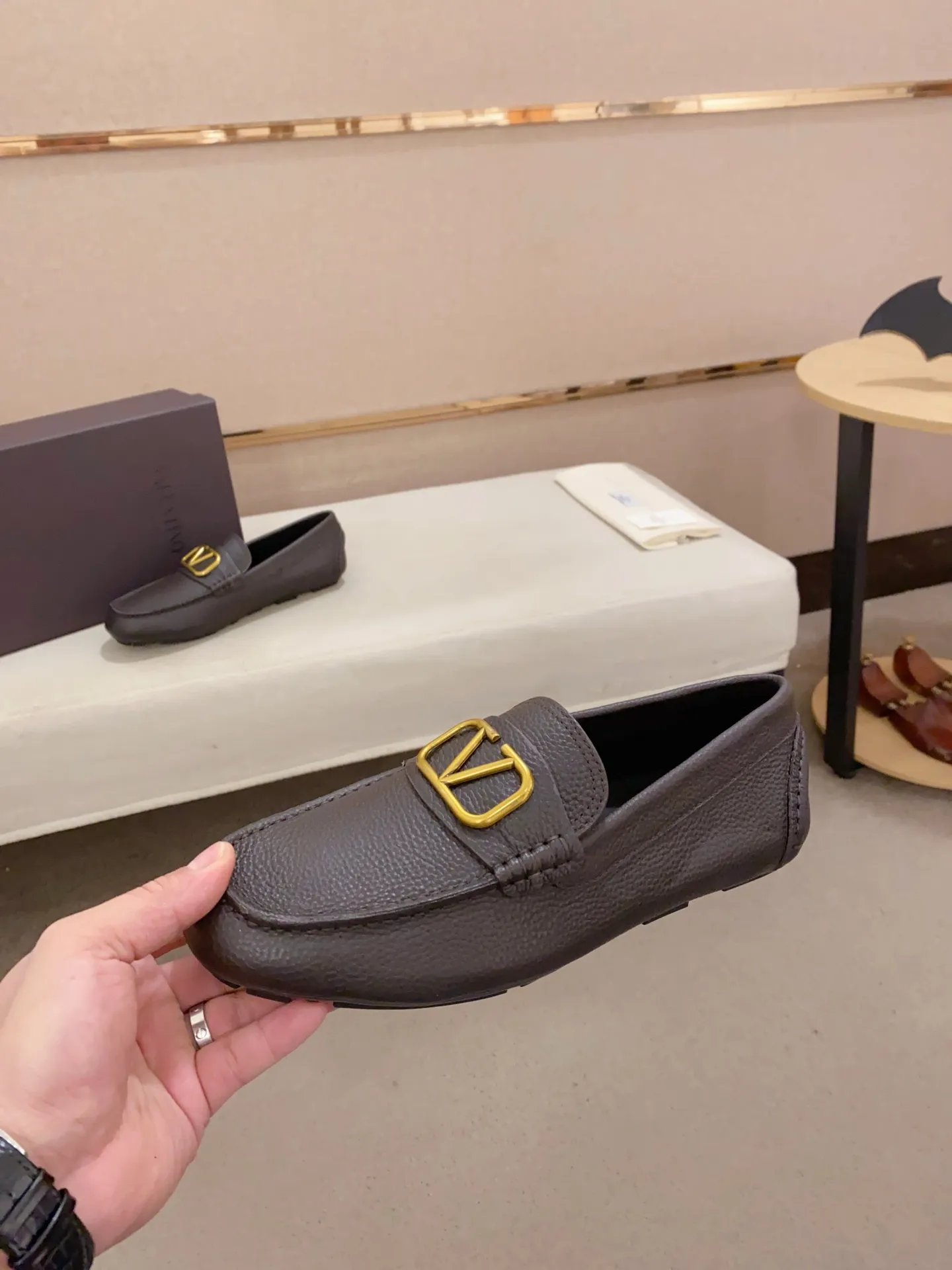 Men's shoes💰: 680💰VALENTINO, made of imported cowhide with imported water-dyed cowhide lining, iconic hardware and iconic wear-resistant outsole. 38-44. 45 VALENTINO packaging can be customized to enjoy the brand’s iconic product packaging